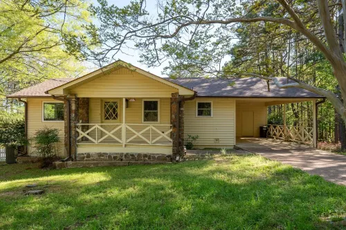 Lakeside Livin'-near Marina, Game Room, Wi-Fi, King Bed, Fire Pit, Huge Balcony Hotels in Fairfield Bay