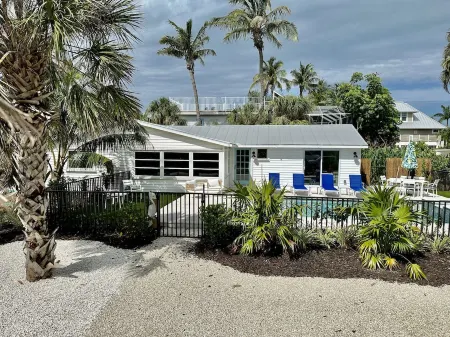 Private House with Pool and Spa!