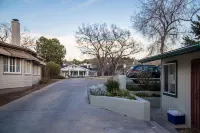 Quaint Studio, Walk downtown, Pet friendly, fenced yard, covered patio - Condos