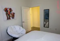 Luxurious Downtown Indy City View Apartment! โรงแรมใน