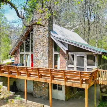 The Riverhouse - on 300 Acres, Hot Tub, Firepit, by Creek!