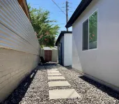 Detached studio guesthouse with full kitchen. - Bungalow