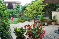 Casa Grazia, quiet nest near the center. free parking all over the street.