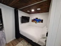 Cozy container: Unique design Hotels near Scream Hollow