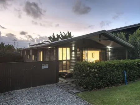 Coco Beach Villa - Tropical Beachfront Haven Отели в г. Ньюэлл