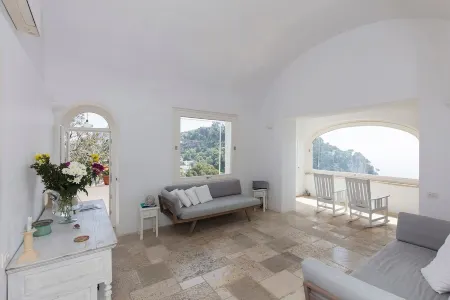 Charming, quiet house with magnificent views of the sea and capri from above