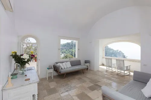 Charming, quiet house with magnificent views of the sea and capri from above