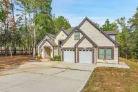 Charming 3-bedroom house in fabulous Magnolia with WiFi and AC by Lake Conroe Hotels near Tamina Community Market
