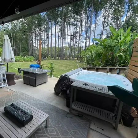 LUX House! HOT TUB! 4 min to campus. Golf lot