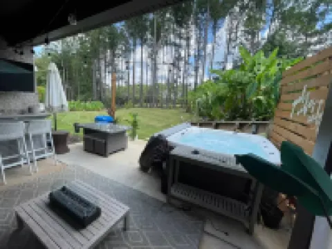 LUX House! HOT TUB! 4 min to campus. Golf lot