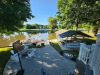Waterfront Lake House, 20 person Tiki, Outdoor firepit, & Great location!