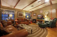 Surrounded by Pine Trees / Wildlife / Peaceful / Nearby Hikes