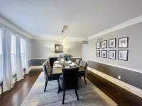 Welcome to Our Spacious 3,000 Sqft Home with a Main Floor Master. Hotel a Lenexa