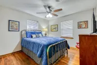 Vintage home in heart of OU country--uniquely decorated OK themed home--ATT wifi