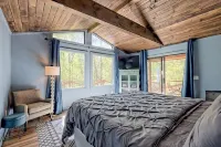 BRAND NEW! Romantic bungalow w/hot tub- minutes from downtown Blue Ridge