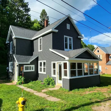 Style-Ish 2 bed lower with all season sun room Отели в г. Ишпеминг