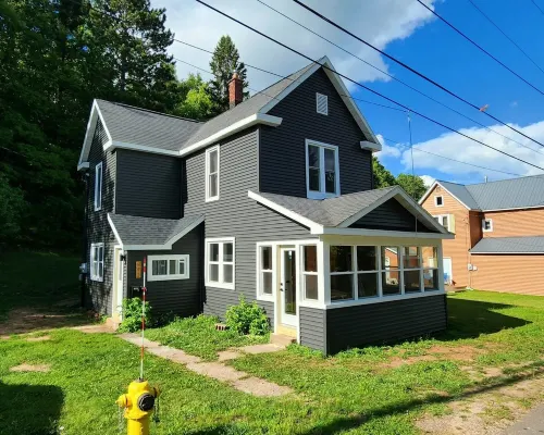 Style-Ish 2 bed lower with all season sun room Hoteles en Ishpeming