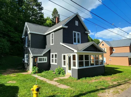 Style-Ish 2 bed lower with all season sun room