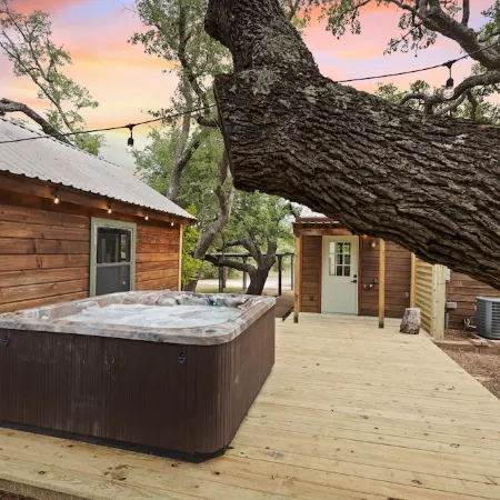 Vino Haus- Entire Cabin with Hot Tub- Guaranteed to See Deer! Quiet!