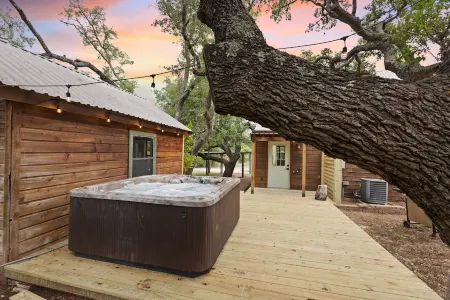 Vino Haus- Entire Cabin with Hot Tub- Guaranteed to See Deer! Quiet!