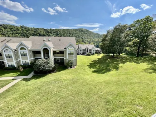 Lissa's Retreat- 4 BDRM 3 BA Sleeps 12! Indoor Pool, Gym, Fishing, Golf, & Park