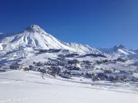 House 8 people comfortably 150m from the slopes - Linen included