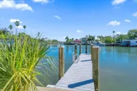 Waterfront Indian Rocks Beach Gem-5 min walk to beach, private Pool/ hot tub/gym