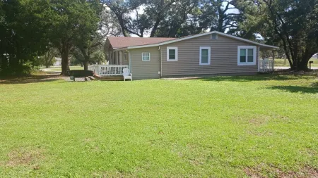 Recently updated cottage minutes from beach, pet friendly, large yard wifi, ac