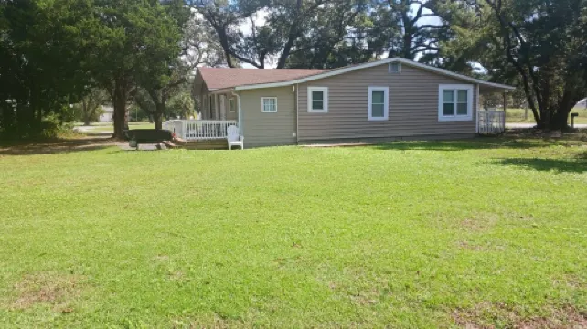Recently updated cottage minutes from beach, pet friendly, large yard wifi, ac