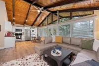Peaceful 2-bedroom retreat in the trees above Bellingham