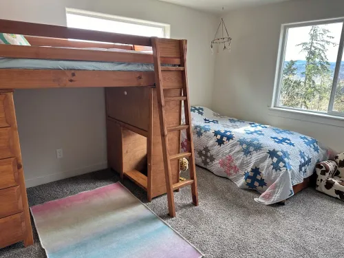 Forest home and outdoor adventure paradise! 15 minutes to Autzen Stadium.