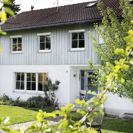 Falkenweg vacation home: Idyllic cottage with large garden
