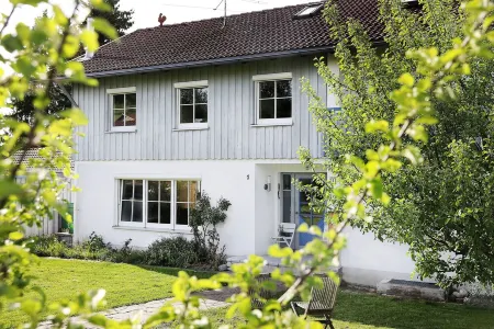 Falkenweg vacation home: Idyllic cottage with large garden