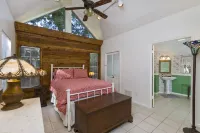 Great Location-walking distance to downtown; quiet; historical district