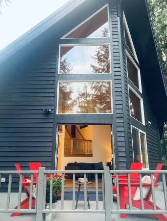 Stunning 3 bed Skykomish Riverfront Cabin with breathtaking views