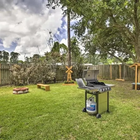 Welcoming Montgomery Home in April Sound Gated Community!