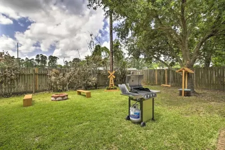 Welcoming Montgomery Home in April Sound Gated Community!