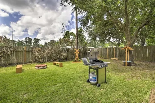 Welcoming Montgomery Home in April Sound Gated Community!