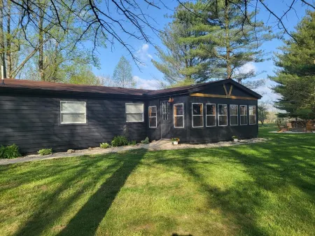 POND IN THE PINES CABIN -COMPLETELY RENOVATED ON 27 ACRES - POND-HOCKING HILLS