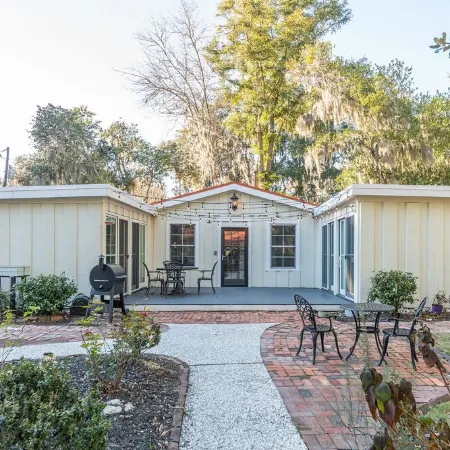 Old Town Bluffton Cottage + Free Golf Cart - Fenced Yard - Downtown - Sleeps 8