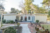 Old Town Bluffton Cottage + Free Golf Cart - Fenced Yard - Downtown - Sleeps 8 - Hot Tub