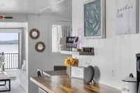 Lakeside Cottage ~ Pool, Hot tub & Private Beach Hotels in Colchester