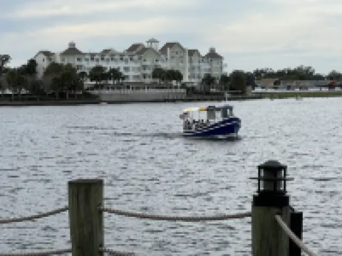 PERFECT LOCATION-SPACIOUS VILLA W USE OF NEW GOLF CART CLOSE TO SUMTER LANDING.