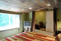 Romantic Mt. Hood Streamside Retreat, Hot Tub, BBQ, Fast WiFi. Pets Welcome, Ski