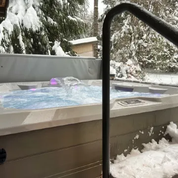 Cozy Snowline Cabin w/ Hot Tub - Minutes from Baker