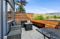 Hot Tub and Rooftop Patio- Walk to Downtown!