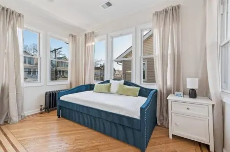 Two floor Urban Oasis: King Bed Near NYC Train Отели рядом с достопримечательностью «Short Hills Plaza»