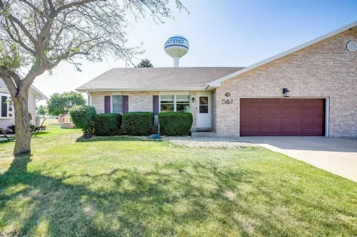 Charming 2-bedroom townhome in delightful Manteo.