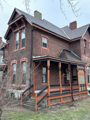 Luxurious Marble bath & kit1 bedroom condo WiFi DAYTON 2 min downtown 5 min UD