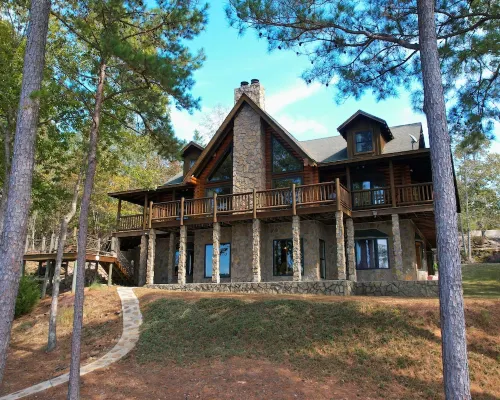 Large six-bedroom loghome w/ private boat ramp, dock, movie room and pool room. 温斯頓縣酒店
